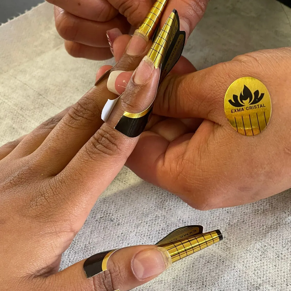 Estudiantes practicando técnicas de manicura profesional en aula de formación de Colegiatura Latinoamericana en Rionegro, Antioquia