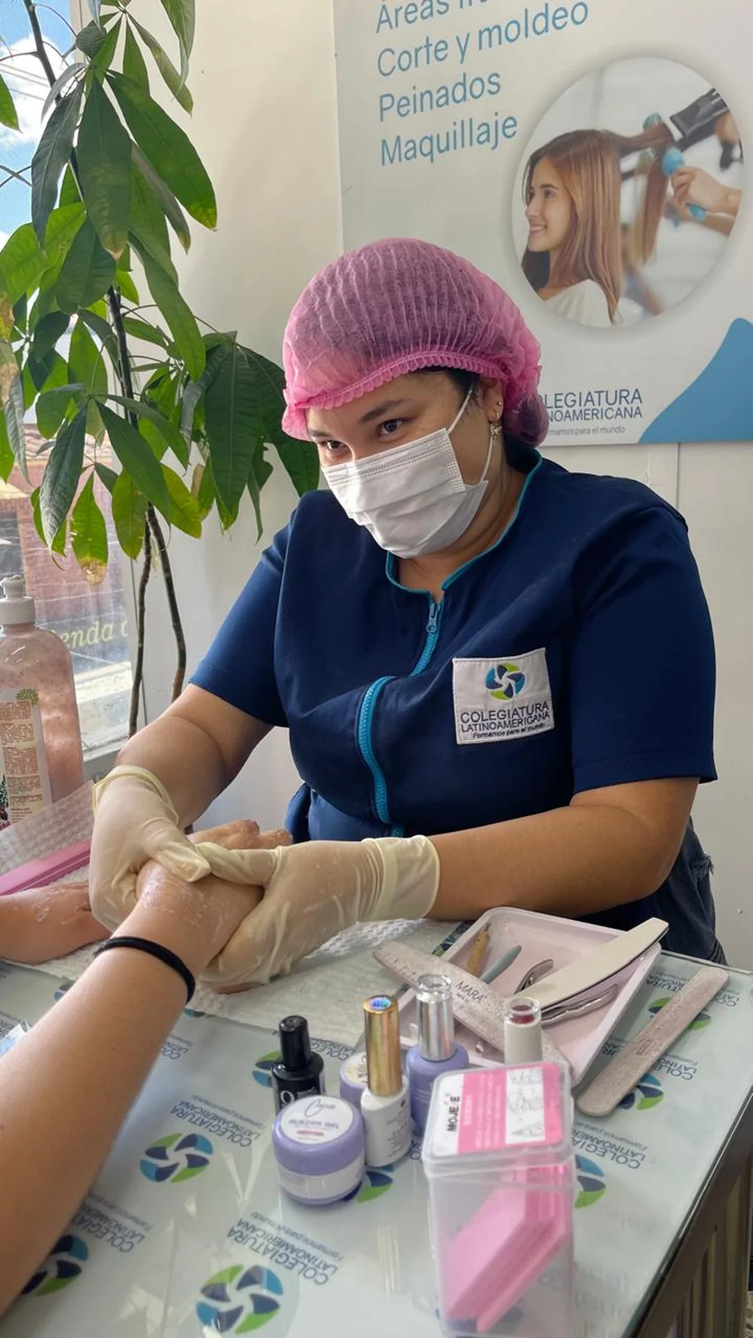 Aplicación profesional de esmalte durante sesión de manicura con acabado de alta calidad