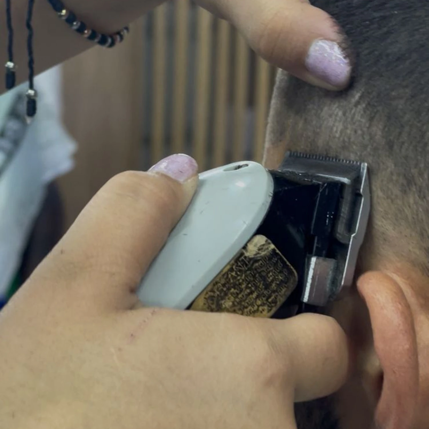 Estudiantes practicando técnicas de barbería y estilismo masculino en aula de formación de Colegiatura