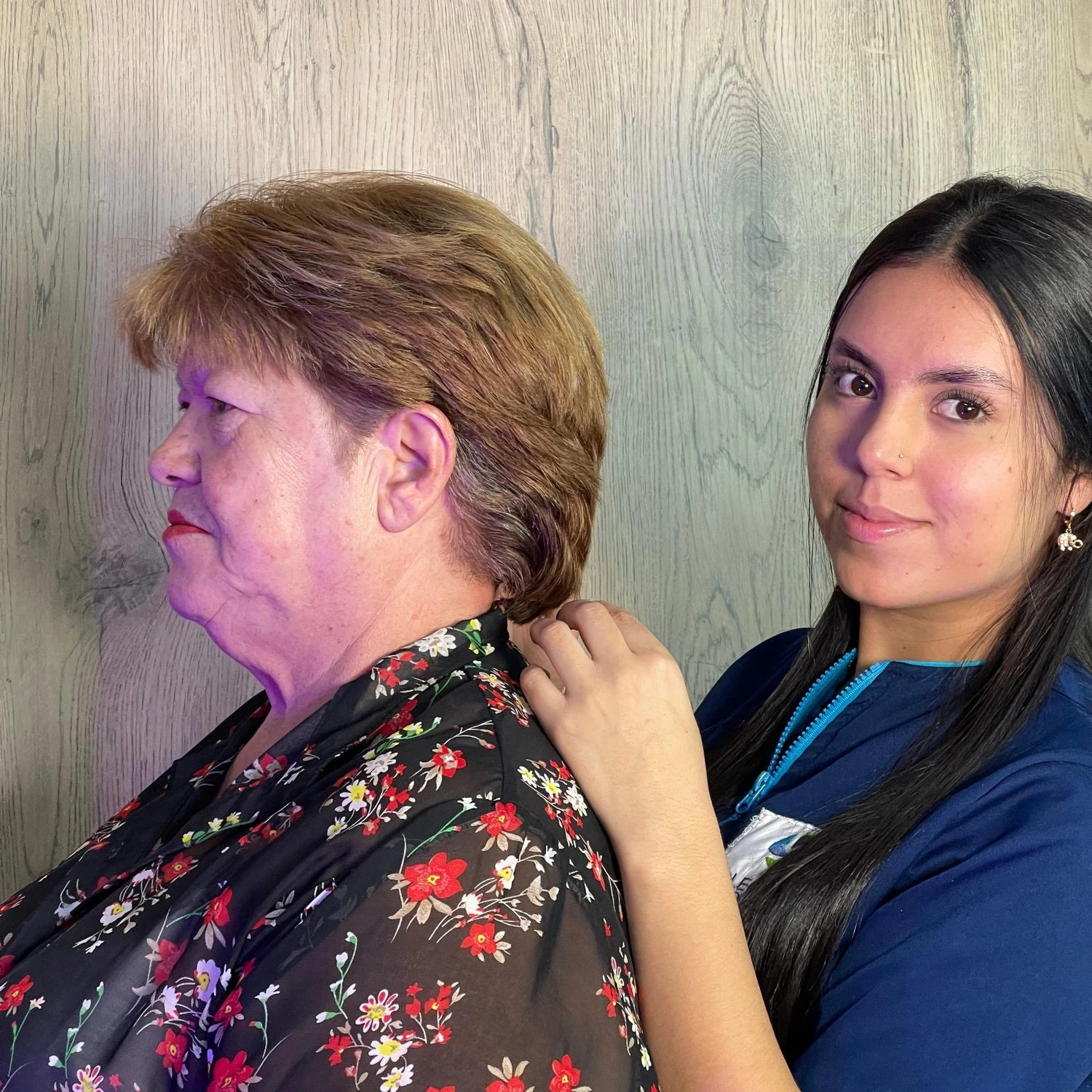 Estudiante realizando diagnóstico capilar profesional en aula de formación de Colegiatura